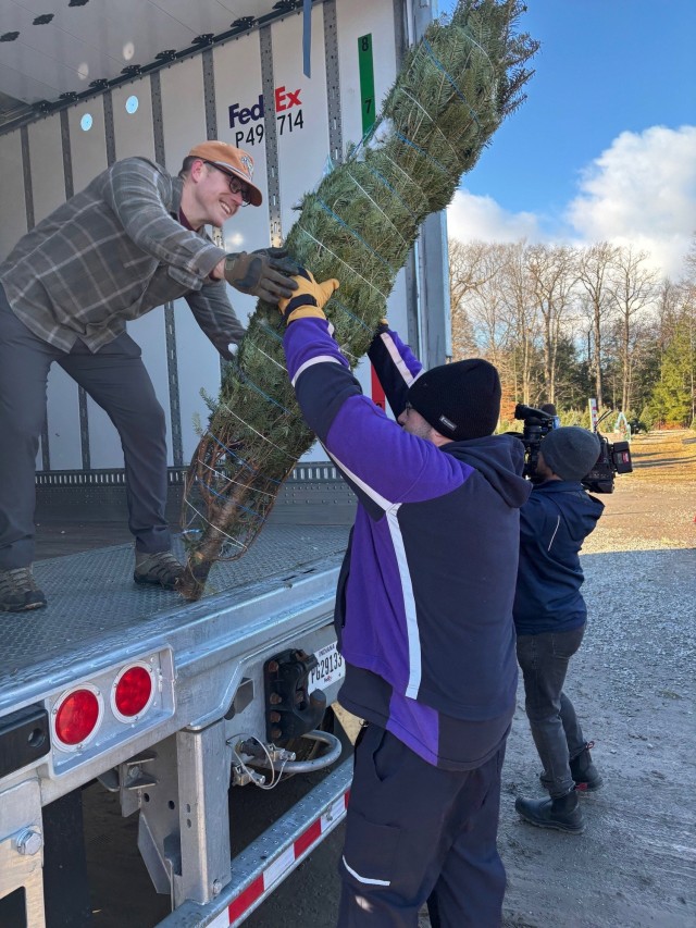 NY National Guard volunteers to give lift to Trees for Troops