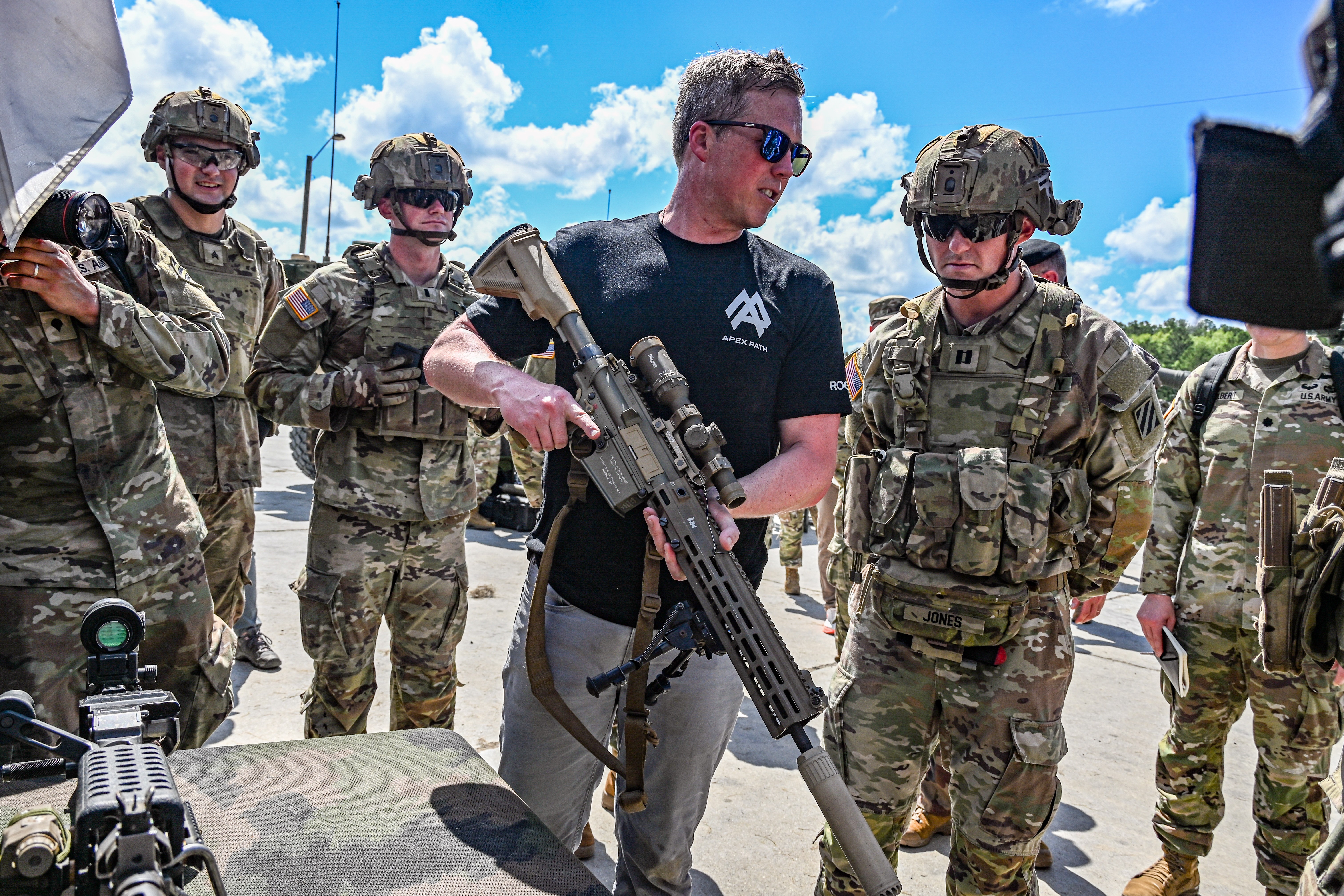 Secretary hands on with NGSW