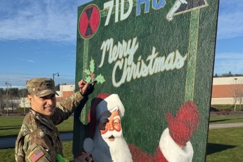 7th ID Soldier paints Santa, wins money for unit fund