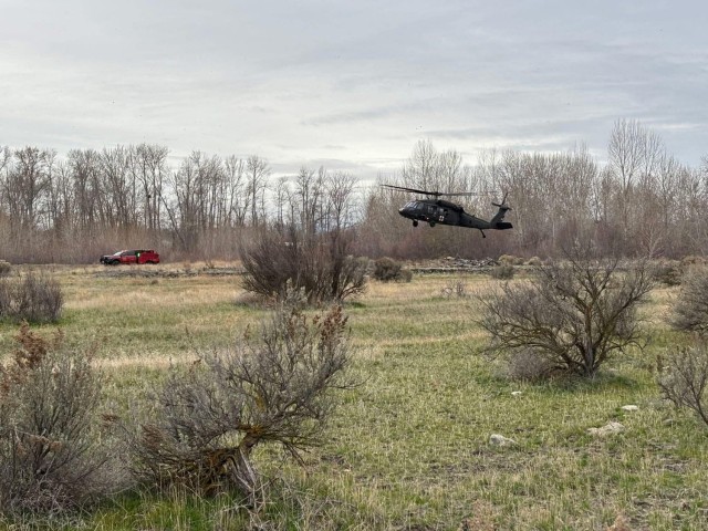 A UH-60M Black Hawk helicopter assigned to the United States Army Air Ambulance Detachment–Yakima, 2nd Battalion, 158th Aviation Regiment, 16th Combat Aviation Brigade, assist in evacuating civilians affected by flooding in Yakima County, Wash.,...