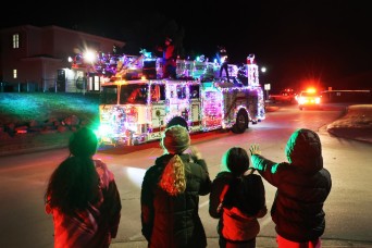 ‘… right down Santa Claus Lane —’ Knox Hills children line sidewalks to cheer holiday tradition