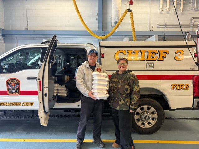 Fort Lee Spouses’ Club delivers 170 dozen cookies to frontline workers and community