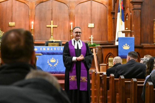 German Military Chaplain (Militärpfarrer) Marvin Döbler leads the bilingual Advent service Dec. 10, 2025, in Memorial Chapel at Fort Leavenworth, Kansas. Döbler, and Military Chaplain Assistant (Militärseelsorgeassistentin) Ute Schenk, are...