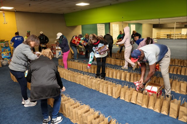 Volunteers spread holiday cheer to Fort Lee AIT Soldiers with 400 gift bags