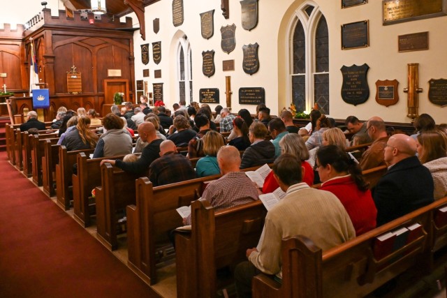 Community members sing hymns, including “Lift Up Your Heads, Ye Mighty Gates” (Macht hoch die Tür); “O Come, All Ye Faithful” (Herbei, o ihr Gläub’gen); and "Silent Night" (Stille Nacht), in alternating verses of German and English...