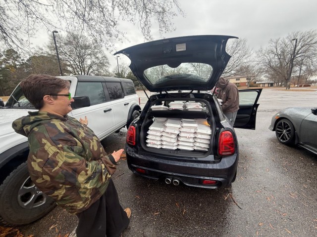 Fort Lee Spouses’ Club delivers 170 dozen cookies to frontline workers and community