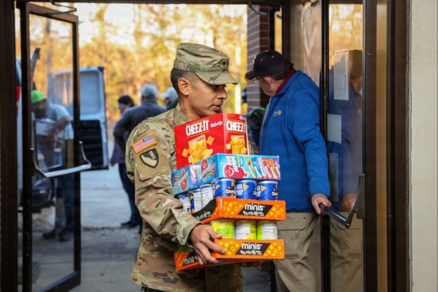 Volunteers spread holiday cheer to Fort Lee AIT Soldiers with 400 gift bags