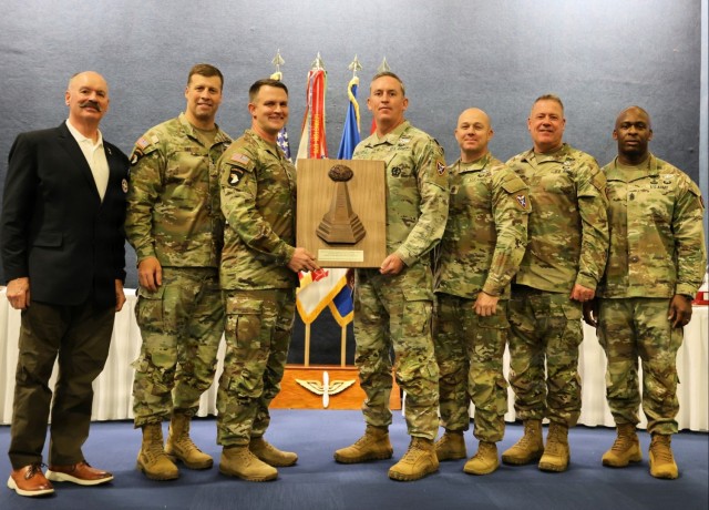 1st Battalion, 212th Aviation Regiment Wins Lt. Gen. Ellis D. Parker Award