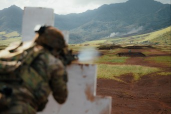 USAMU builds Soldier lethality during M7 fielding with 25th Infantry Division