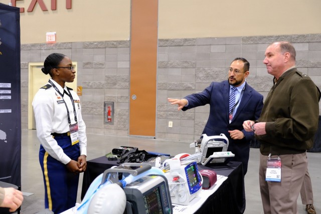 Magana briefs Maj. Gen. Turinetti