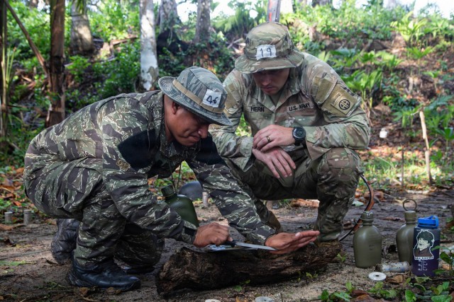 Jungle Operations Training Course - Panama: Machete techniques and water purification