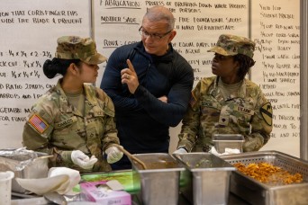 Celebrity chef Robert Irvine mentors Soldiers at Fort Hood