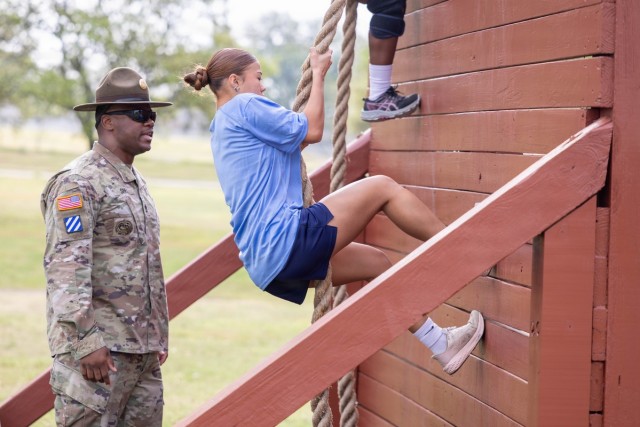 Estudiantes y entrenadores experimentan la disciplina del Ejército y el trabajo en equipo durante la Experiencia del Ejército de EE. UU. en Fort Hood