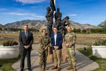 The Principal Cyber Advisor to the Secretary of the Army visits NETCOM to review global network, cyber operations and readiness