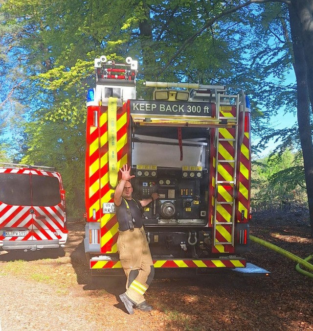 USAG Rheinland-Pfalz, German firefighters unite to battle autobahn brush fire