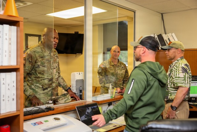 IMCOM leaders visit Fort Lee