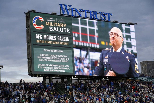 Chicago Cubs fans honor one of their own at military appreciation home game