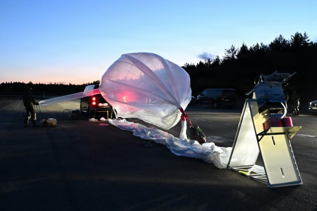 MDC-E Soldiers launch High Altitude Balloons over the Baltics