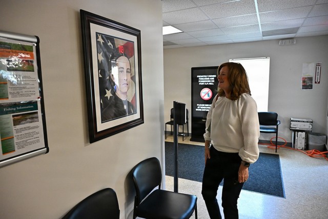 Walker family descendant admires Dr. Walker portrait