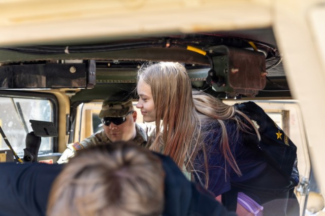 Millard Public Schools Students Visit Elkhorn Reserve Center