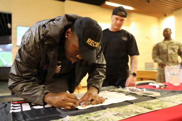 Atlanta Falcons Players Meet With Fans, Tour Zama During USO Visit