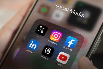 Social Media Applications on Smart Phone