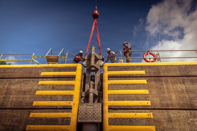 Light Capacity Fleet Supports Critical Repairs at Cannelton Lock and Dam